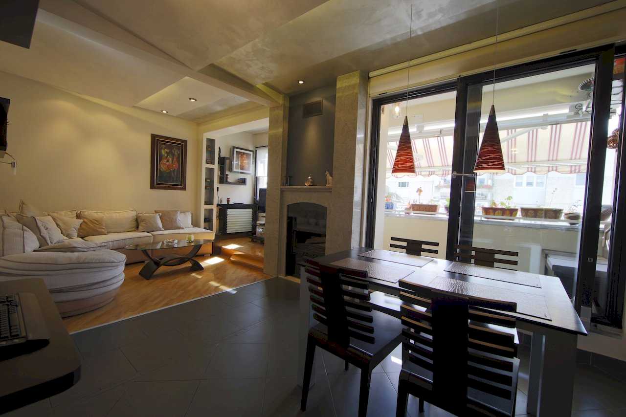 Living room with sofa and TV – Apartment Arena – City Break Apartments