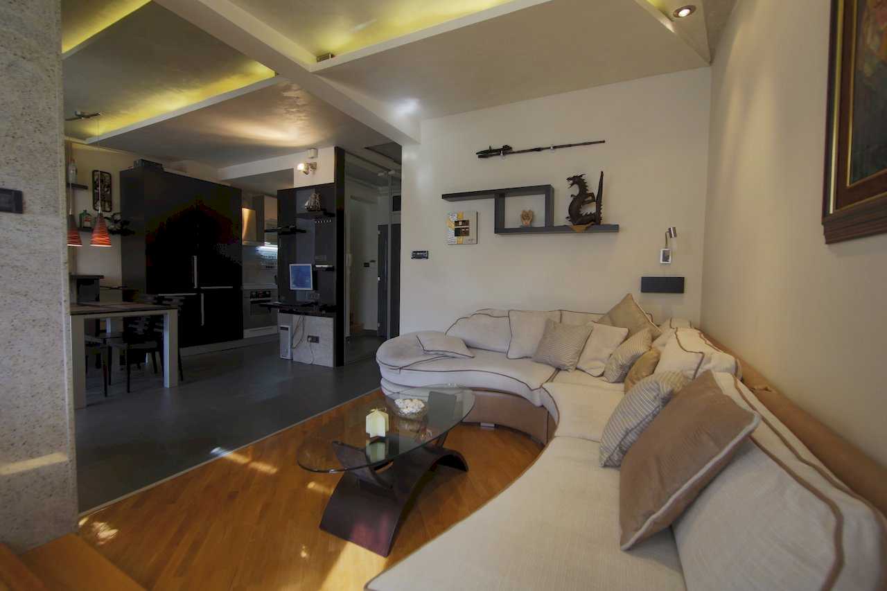 Living room with corner sofa and view toward the kitchen – Apartment Arena – City Break Apartments