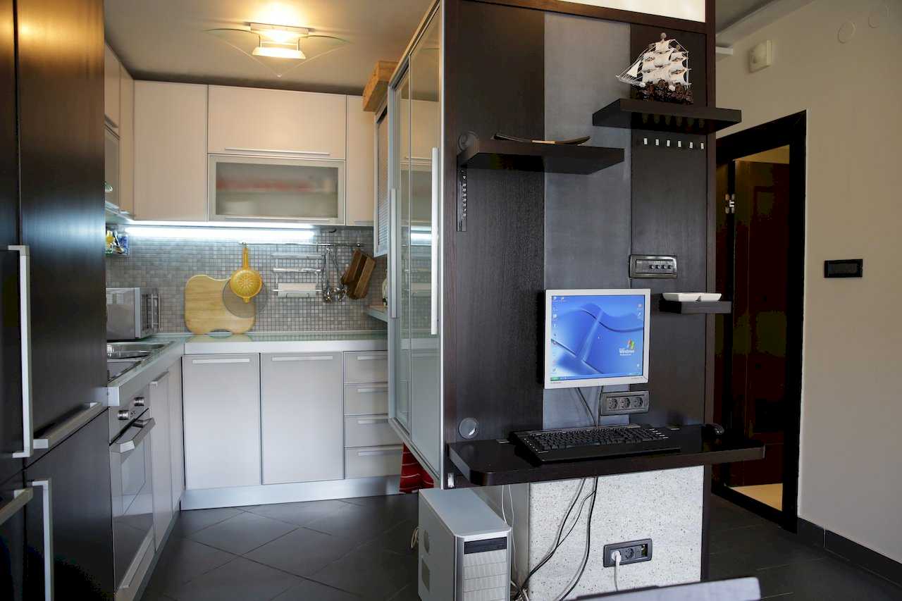 Kitchen with a built-in desk and computer – Apartment Arena – City Break Apartments