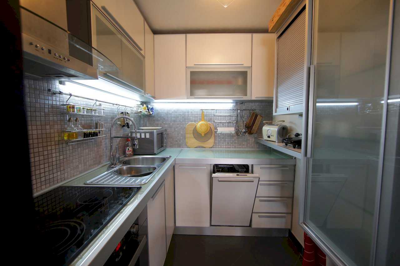 Compact kitchen with sink and dishwasher – Apartment Arena – City Break Apartments