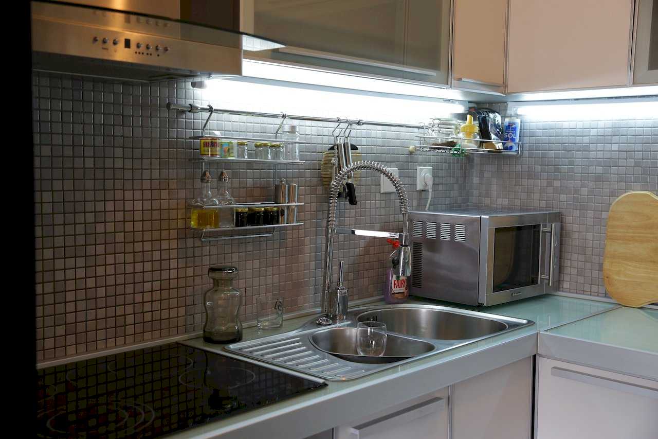 Kitchen detail: sink, microwave and countertop – Apartment Arena – City Break Apartments
