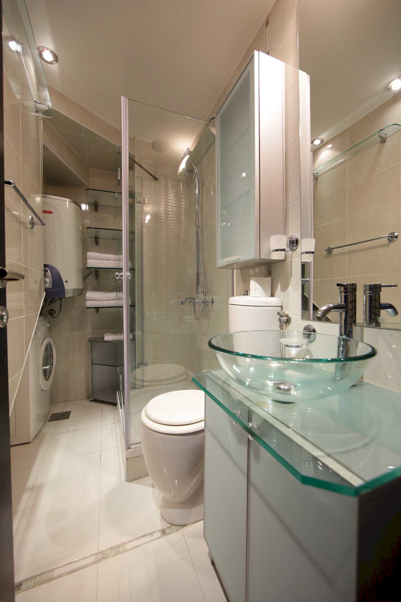 Bathroom with shower cabin, toilet and washing machine – Apartment Arena – City Break Apartments
