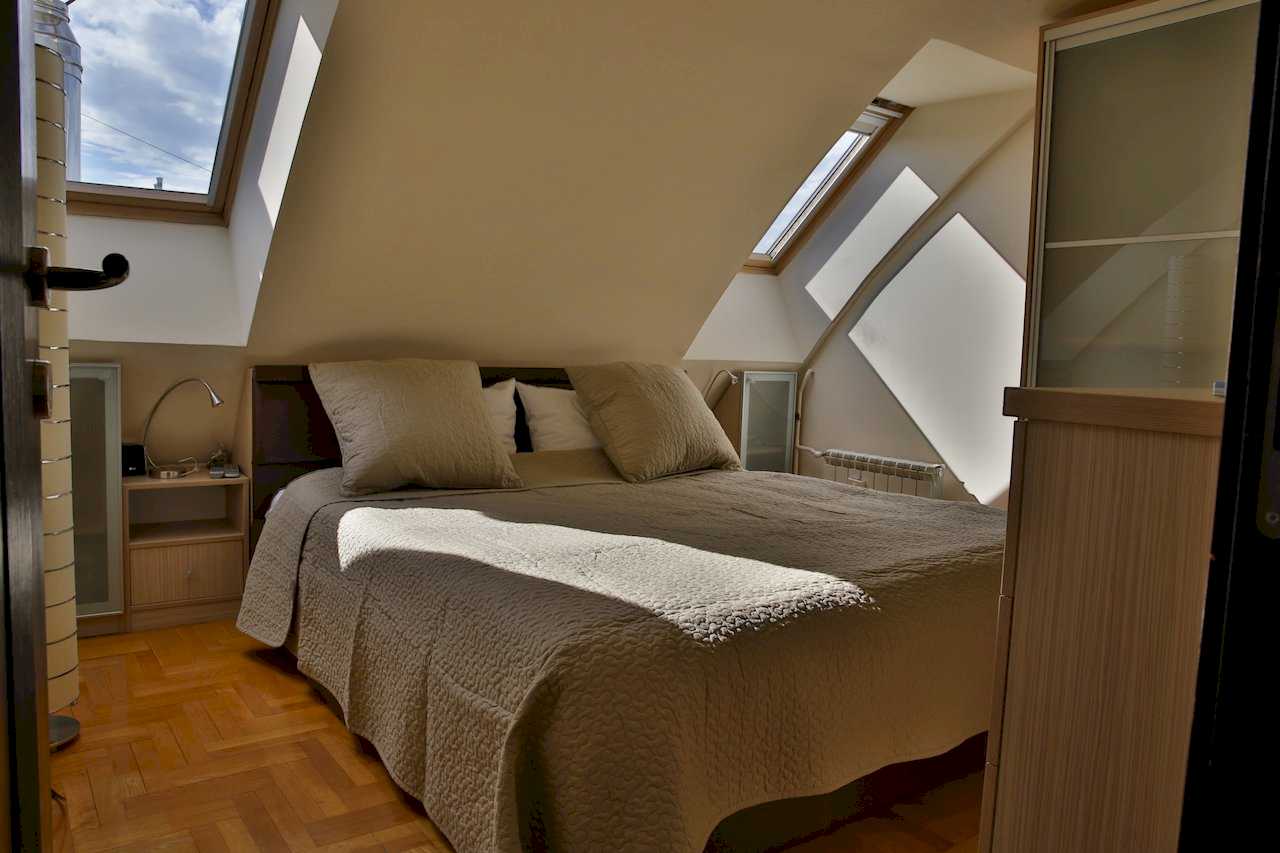 Bedroom with double bed and skylight window – Apartment Arena – City Break Apartments