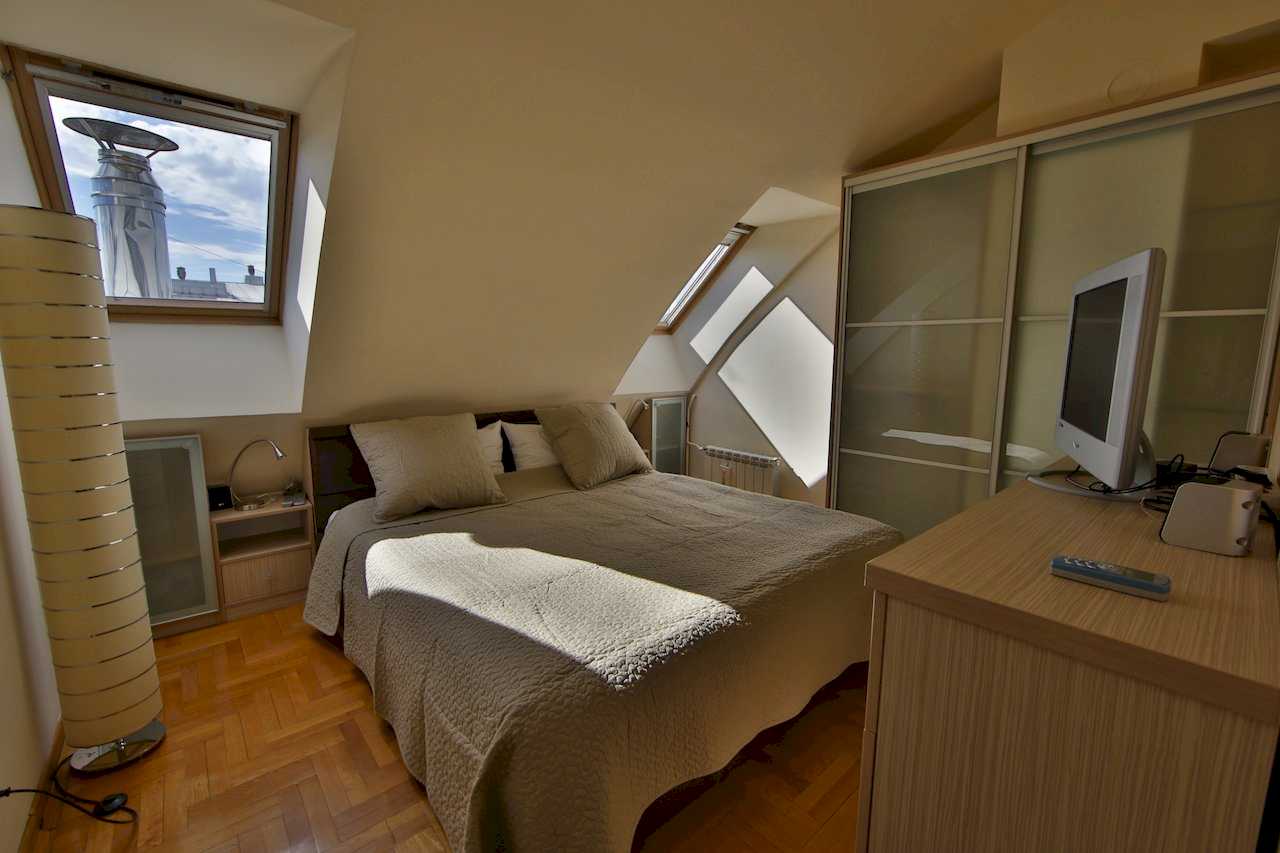 Bedroom with double bed, wardrobe and TV – Apartment Arena – City Break Apartments