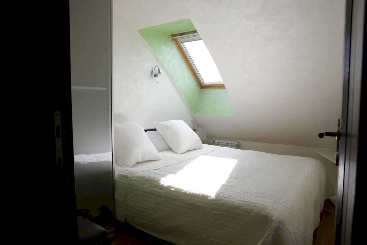 Small bedroom with double bed and skylight – Apartment Arena – City Break Apartments