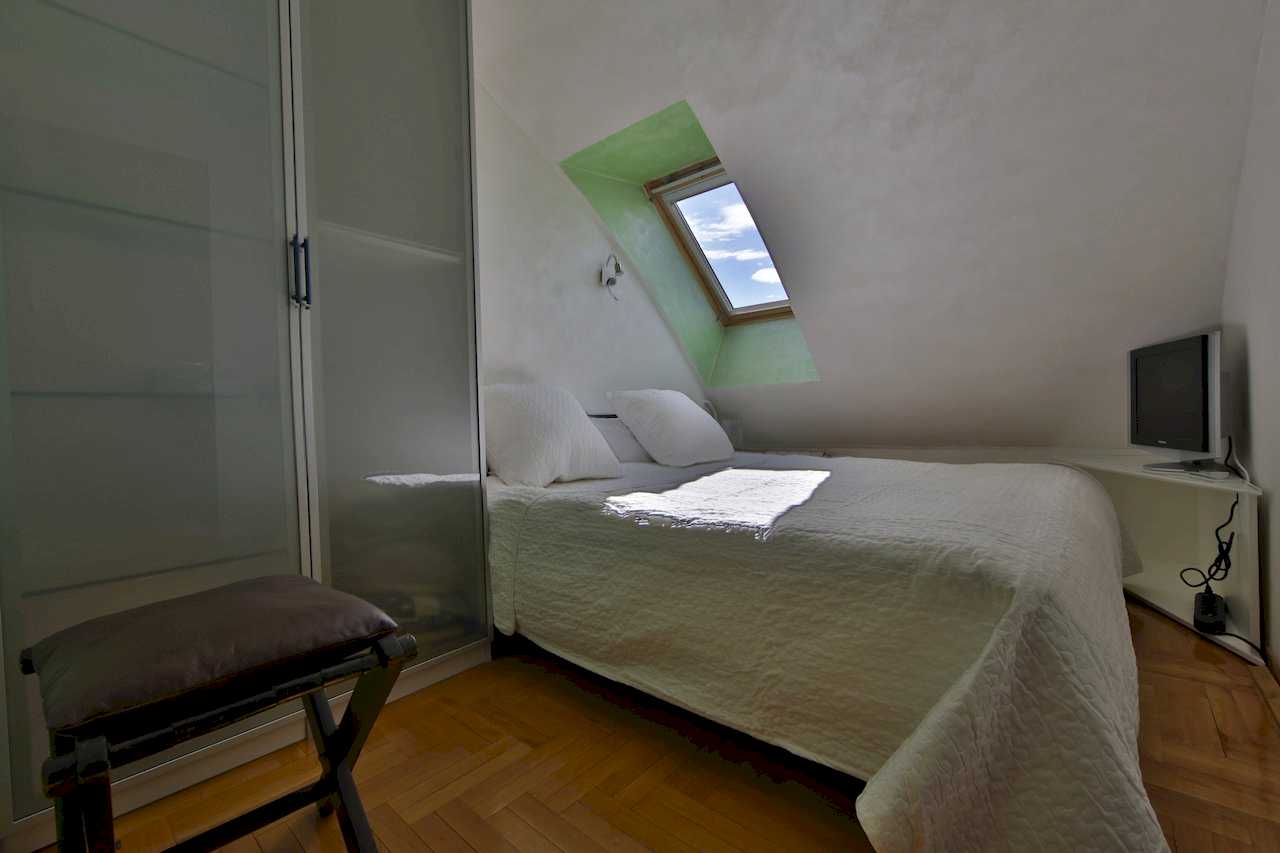 Small bedroom with wardrobe and TV – Apartment Arena – City Break Apartments
