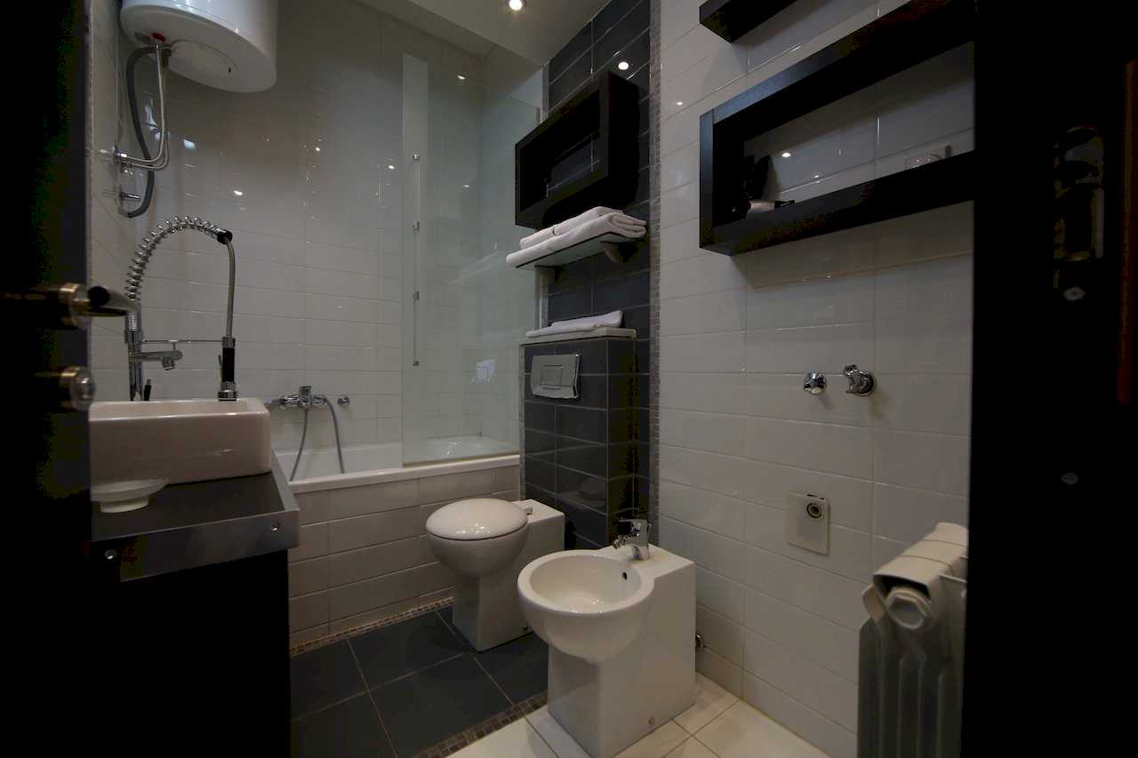 Bathroom with bathtub, toilet, bidet and sink – Apartment Arena – City Break Apartments