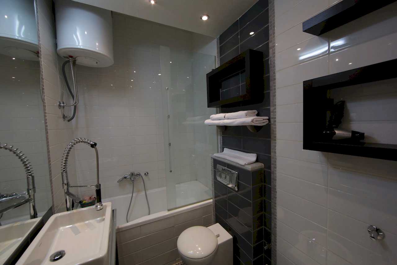 Bathroom detail: bathtub with glass screen – Apartment Arena – City Break Apartments