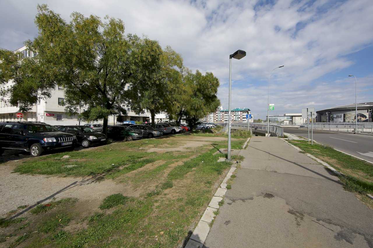Neighborhood view: sidewalk and road access – Apartment Arena – City Break Apartments