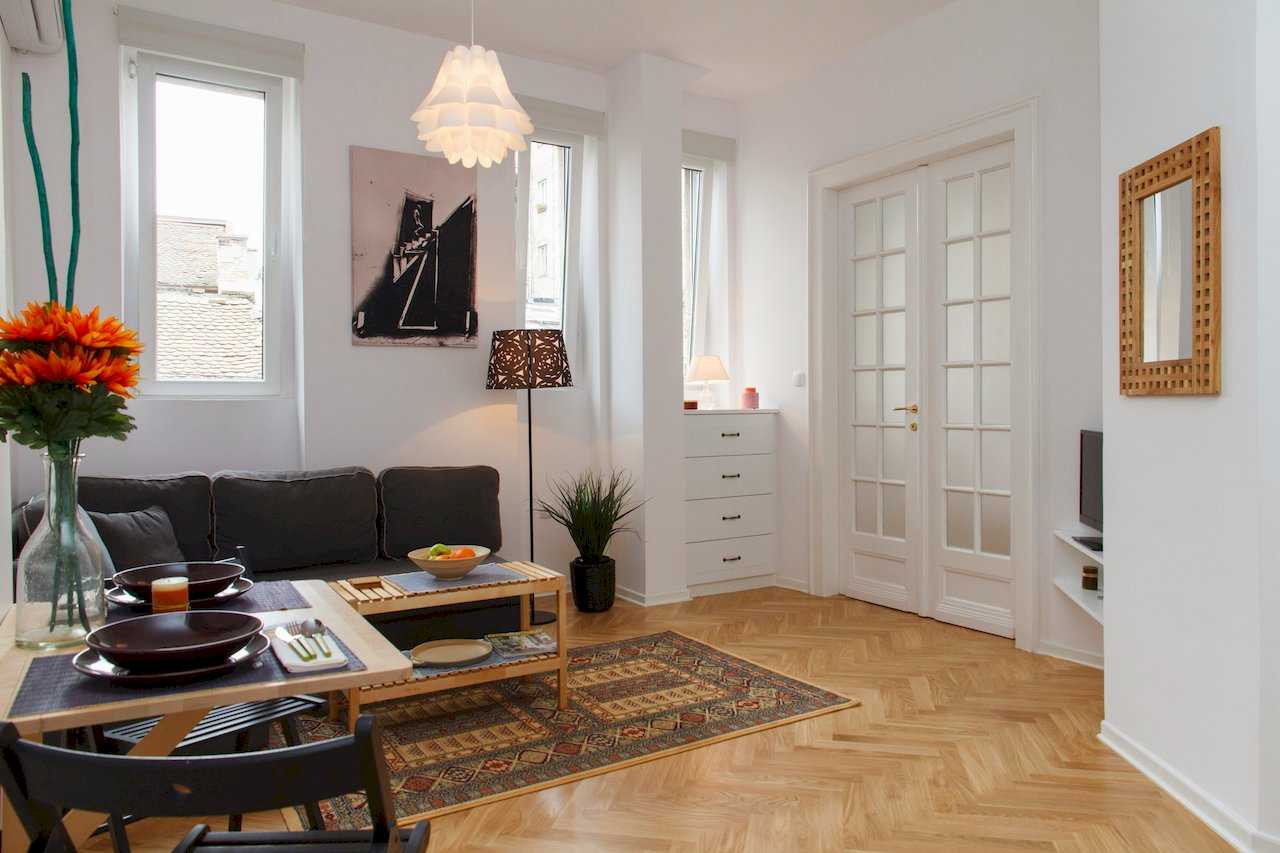 Sto za ručavanje za dvoje i dnevna zona sa ugaonom garniturom – Apartman Atelje 1 – City Break Apartments