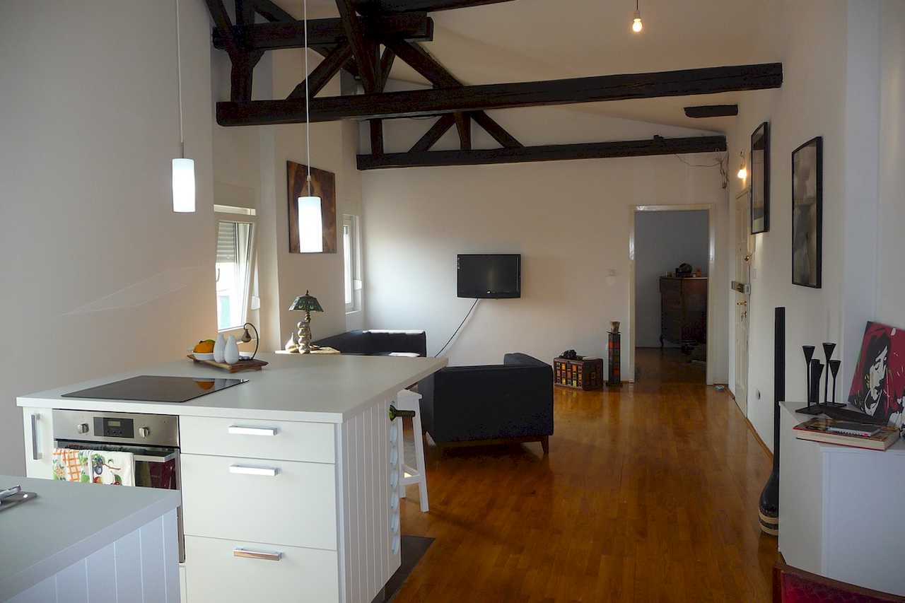 Pogled iz kuhinje ka dnevnoj sobi, open-space raspored – Apartman Belgrade Sky – City Break Apartments