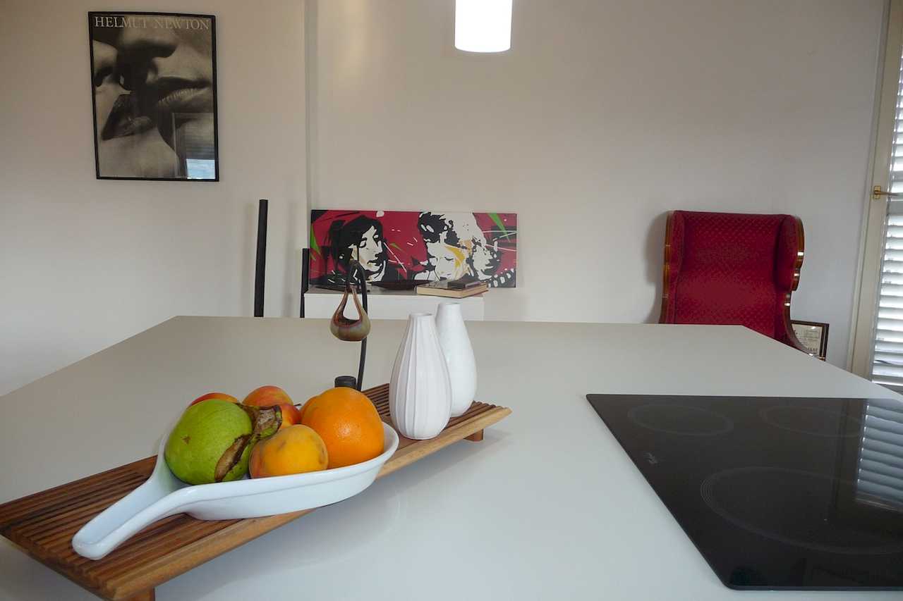 Detalj kuhinjskog ostrva sa voćem i dekoracijom – Apartman Belgrade Sky – City Break Apartments