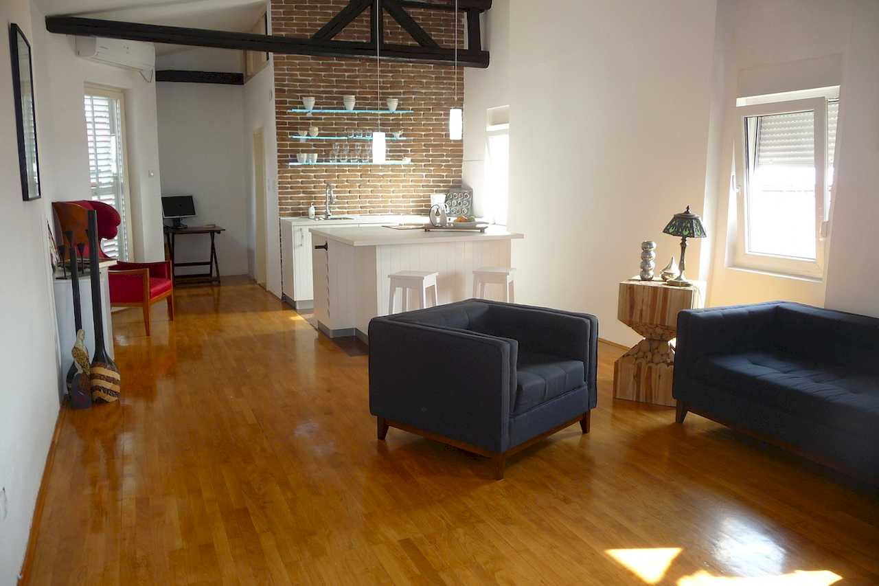 Široki pogled na dnevnu sobu i kuhinju sa ostrvom – Apartman Belgrade Sky – City Break Apartments
