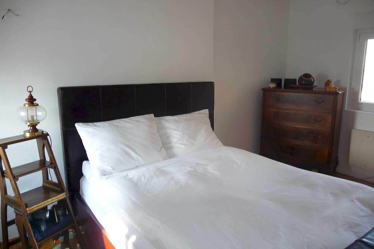 Bračni krevet i komoda u spavaćoj sobi, detalj prostora – Apartman Belgrade Sky – City Break Apartments