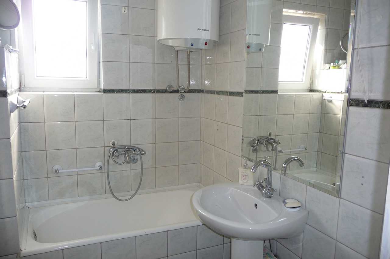 Kupatilo sa kadom, umivaonikom i ogledalom – Apartman Belgrade Sky – City Break Apartments