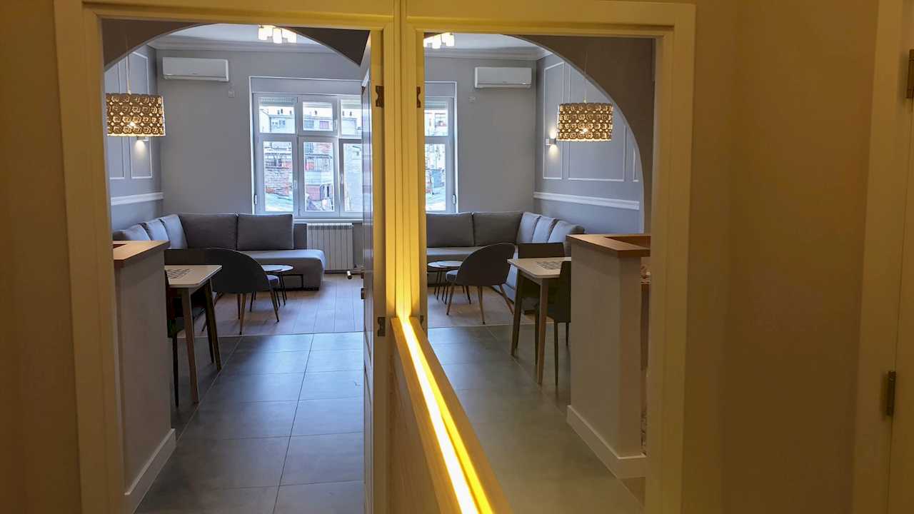 Hallway with glass partition and view into the living room – Apartment Cityzen – City Break Apartments