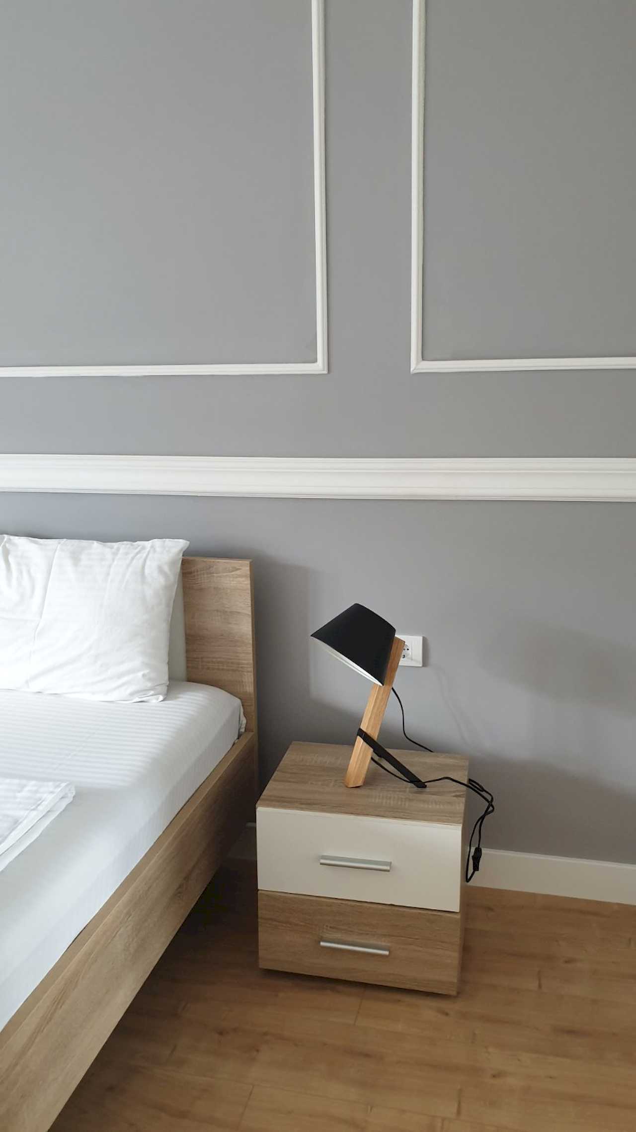 Bedside table with lamp next to the double bed – Apartment Cityzen – City Break Apartments