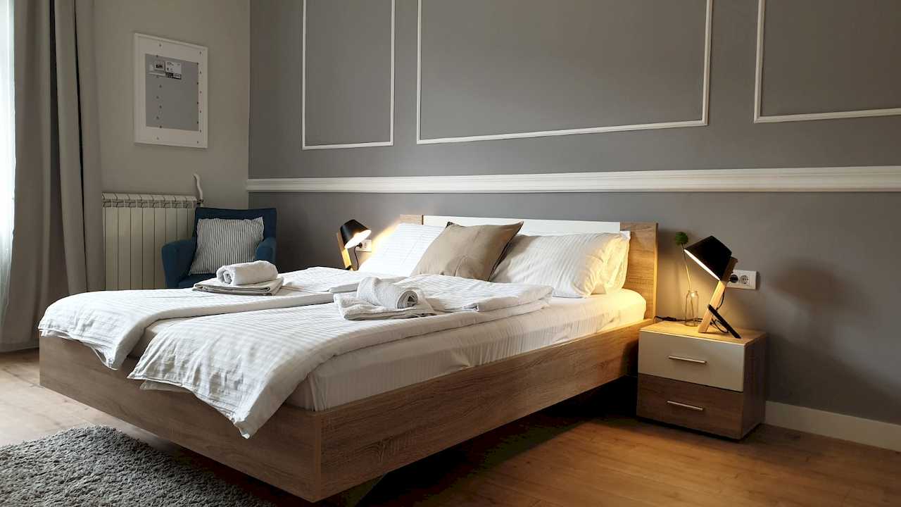 Double bed in the bedroom with bedside lamps – Apartment Cityzen – City Break Apartments