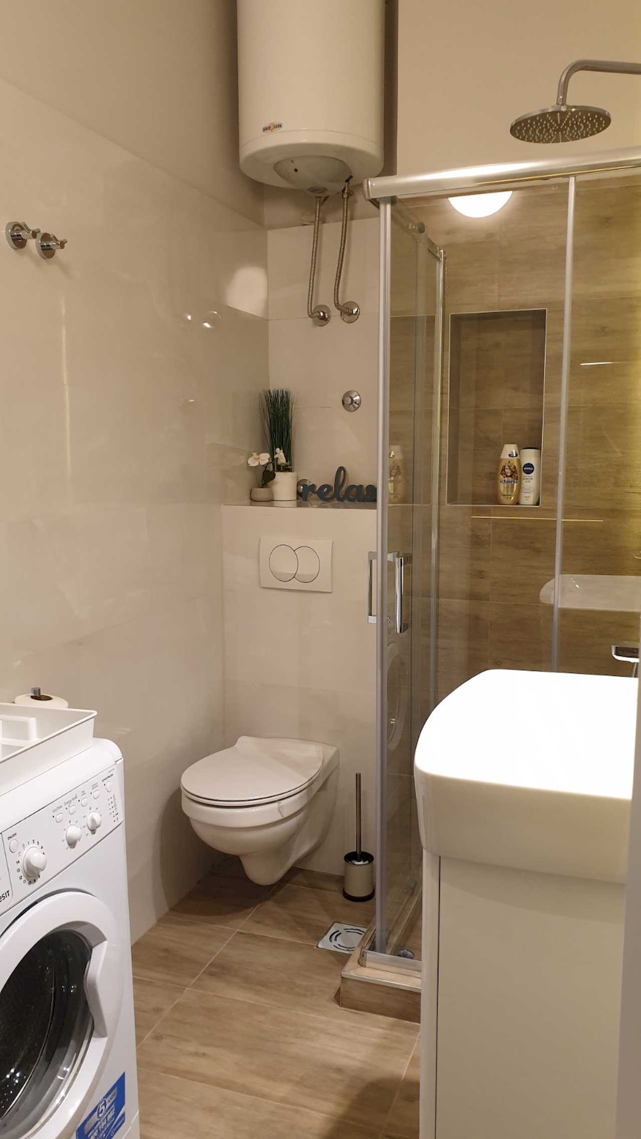 Bathroom with washing machine, wall-hung toilet and rainfall shower – Apartment Cityzen – City Break Apartments