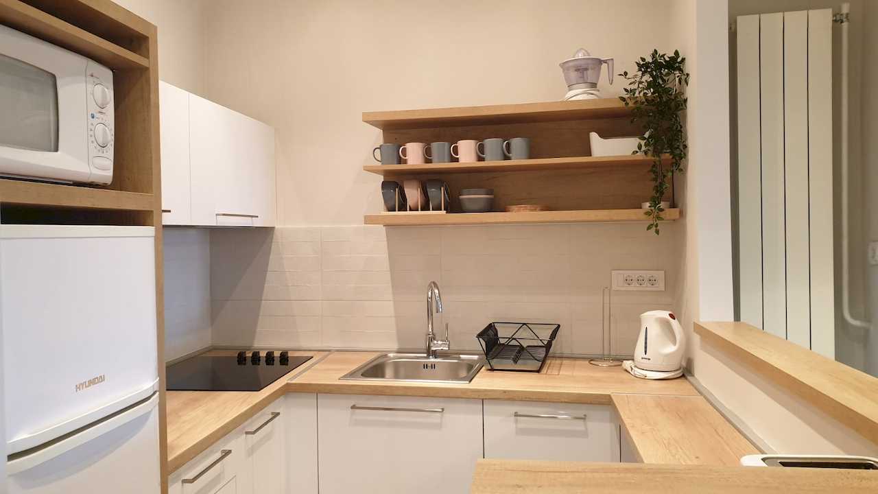 Kitchen detail with sink, cooktop, kettle and open shelves – Apartment Cityzen – City Break Apartments