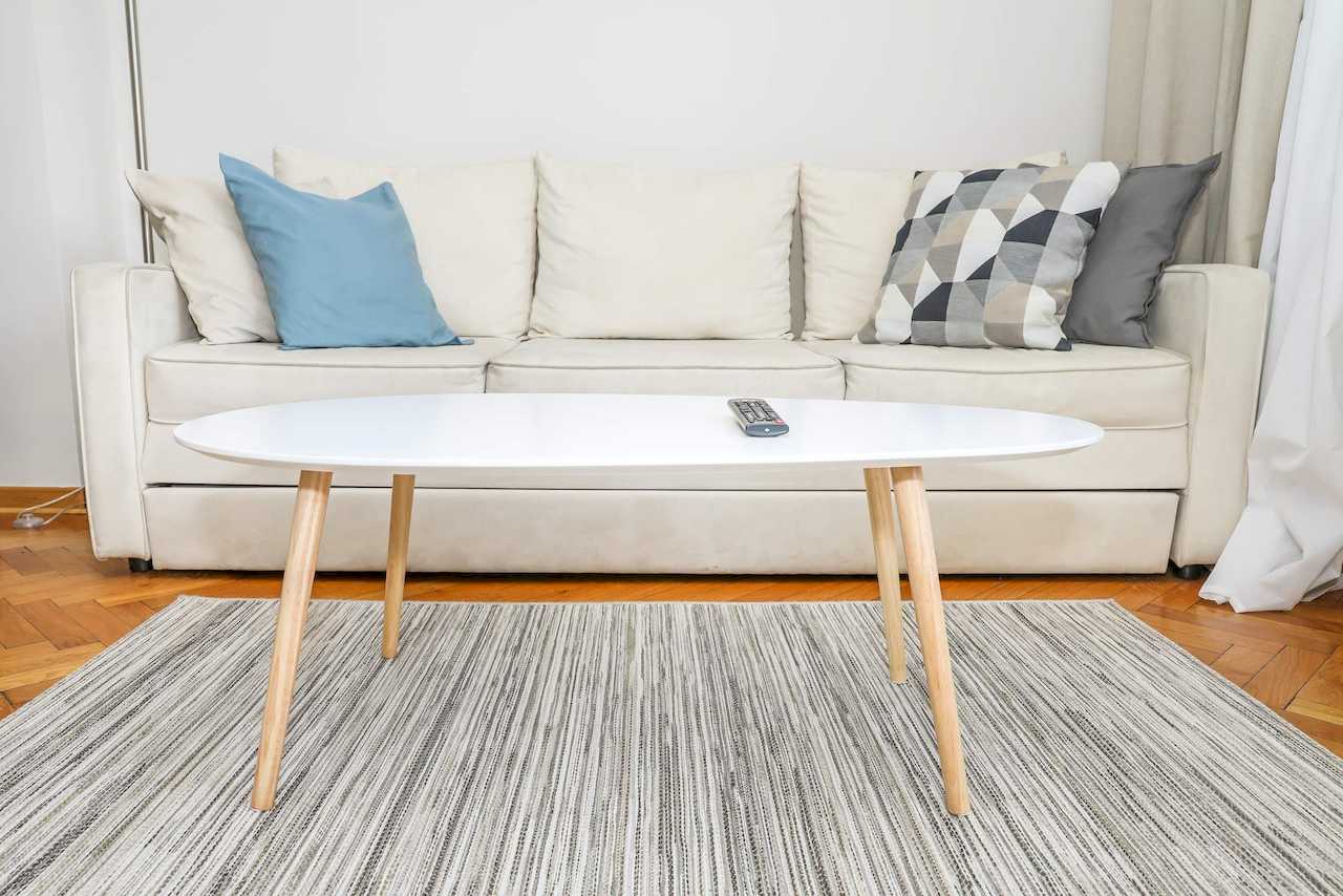 Detalj sofe i klub-stola u dnevnoj sobi – Apartman Dolce Vita – City Break Apartments