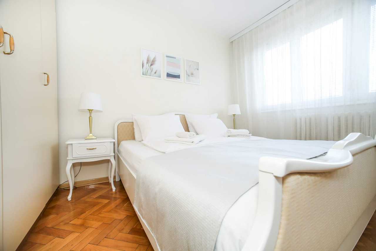 Bračni krevet i ormar u spavaćoj sobi – Apartman Dolce Vita – City Break Apartments