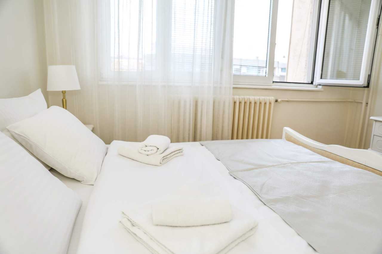 Detalj posteljine i peškira u spavaćoj sobi – Apartman Dolce Vita – City Break Apartments