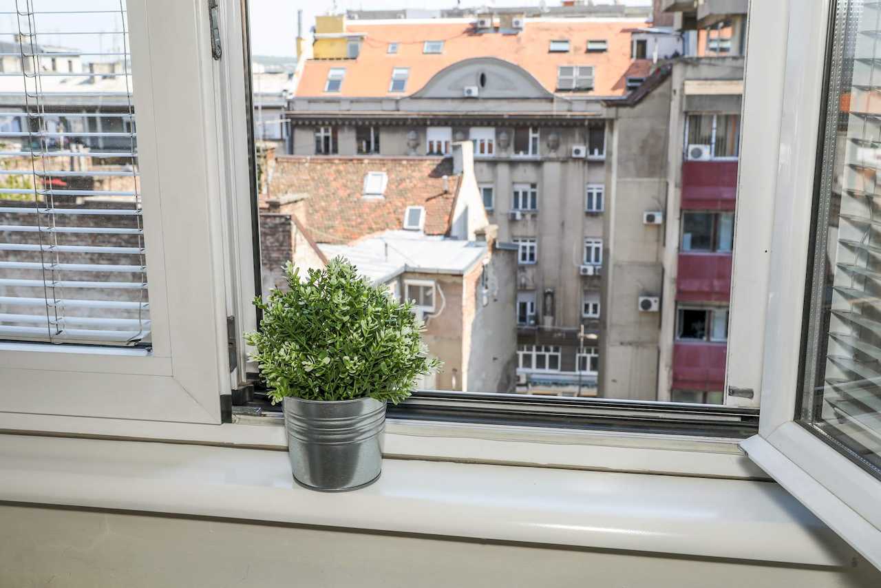 Pogled kroz prozor na krovove centra Beograda – Apartman Dolce Vita – City Break Apartments