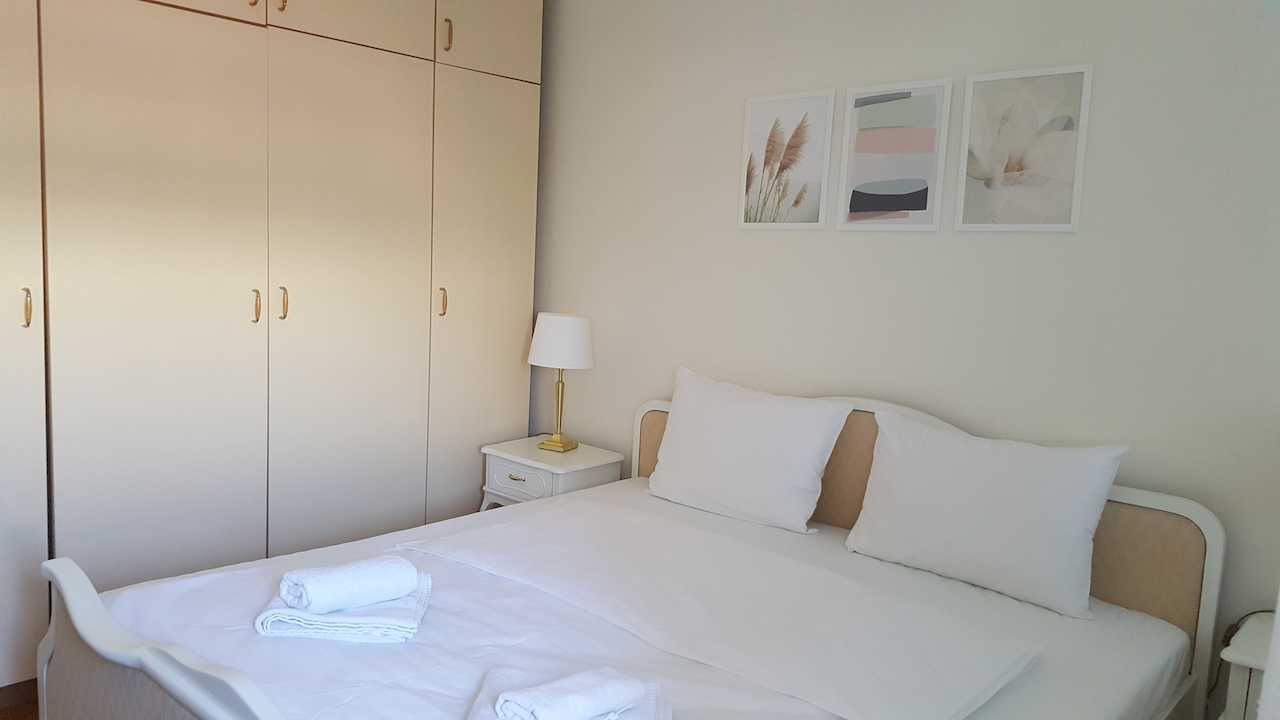 Spavaća soba sa bračnim krevetom, ormarom i noćnim stočićem – Apartman Dolce Vita – City Break Apartments