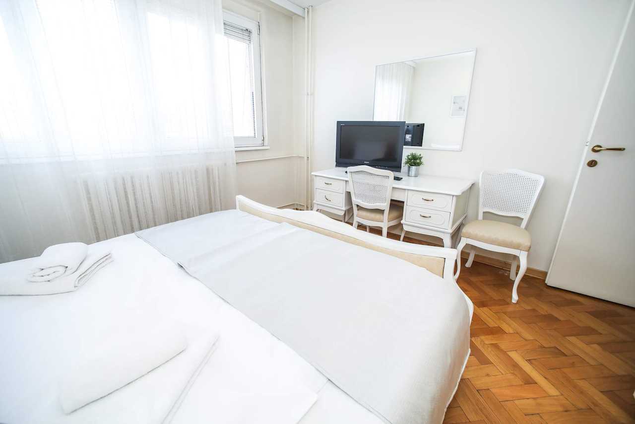 Spavaća soba sa TV-om i komodom, svetao enterijer – Apartman Dolce Vita – City Break Apartments