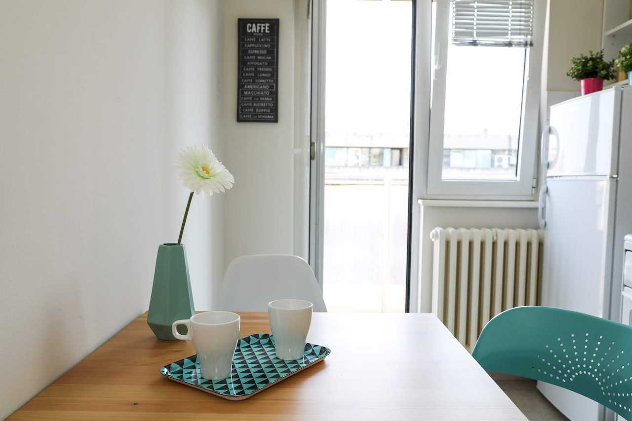 Trpezarijski kutak u kuhinji i izlaz na terasu – Apartman Dolce Vita – City Break Apartments