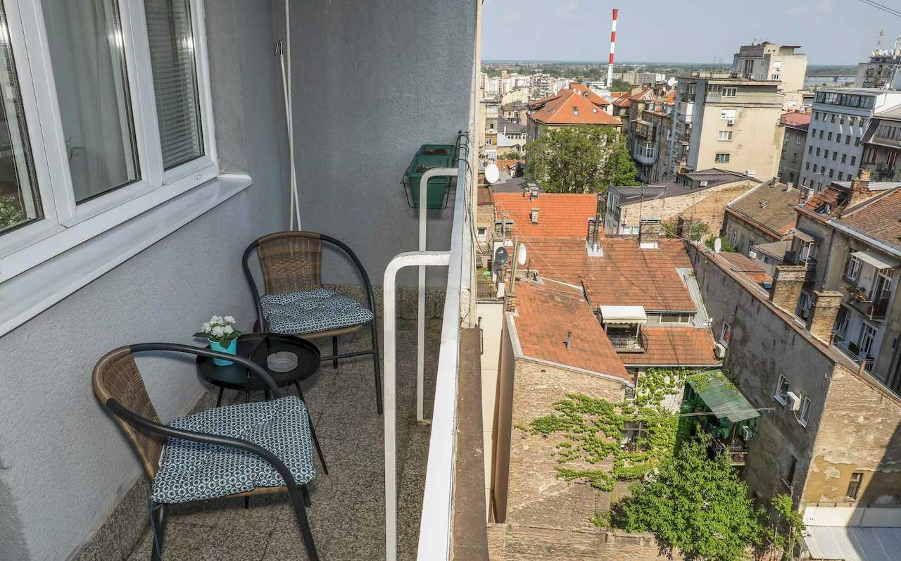 Terasa sa stolom i stolicama i pogled na krovove – Apartman Dolce Vita – City Break Apartments