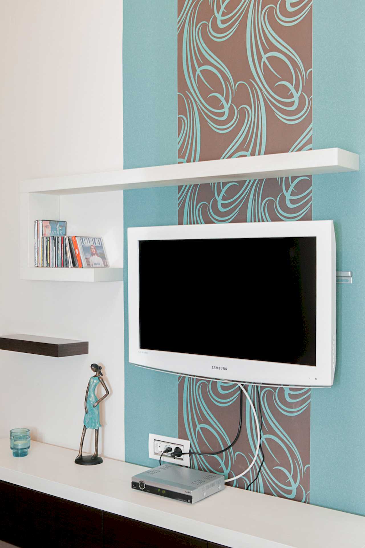 Apartment Downtown (Skadarlija, Belgrade) – wall detail with TV, wallpaper and floating shelves