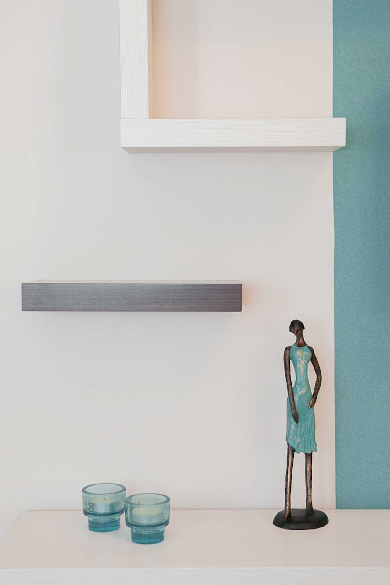 Apartment Downtown (Skadarlija, Belgrade) – shelf detail with figurine and blue glass candle holders