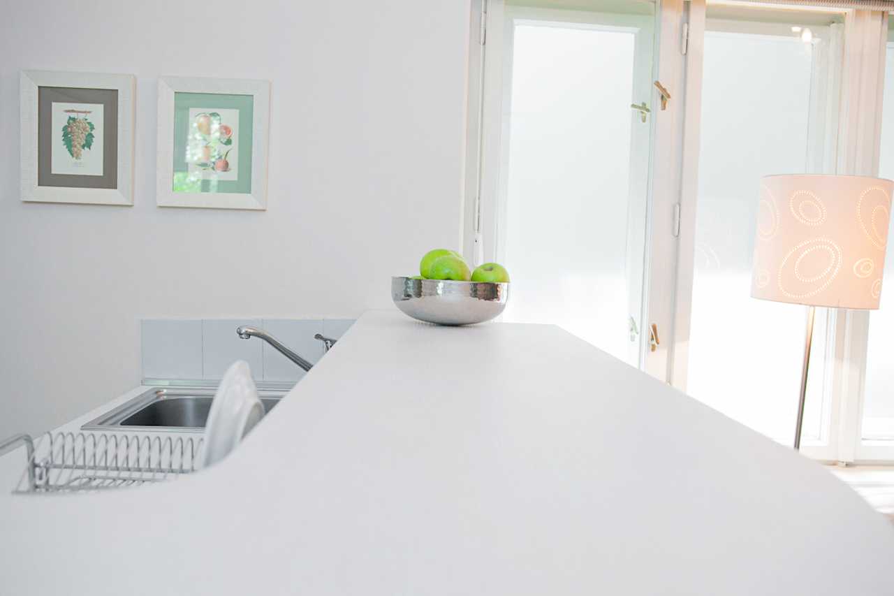 Apartment Downtown (Skadarlija, Belgrade) – kitchen bar with bowl of apples and sink area