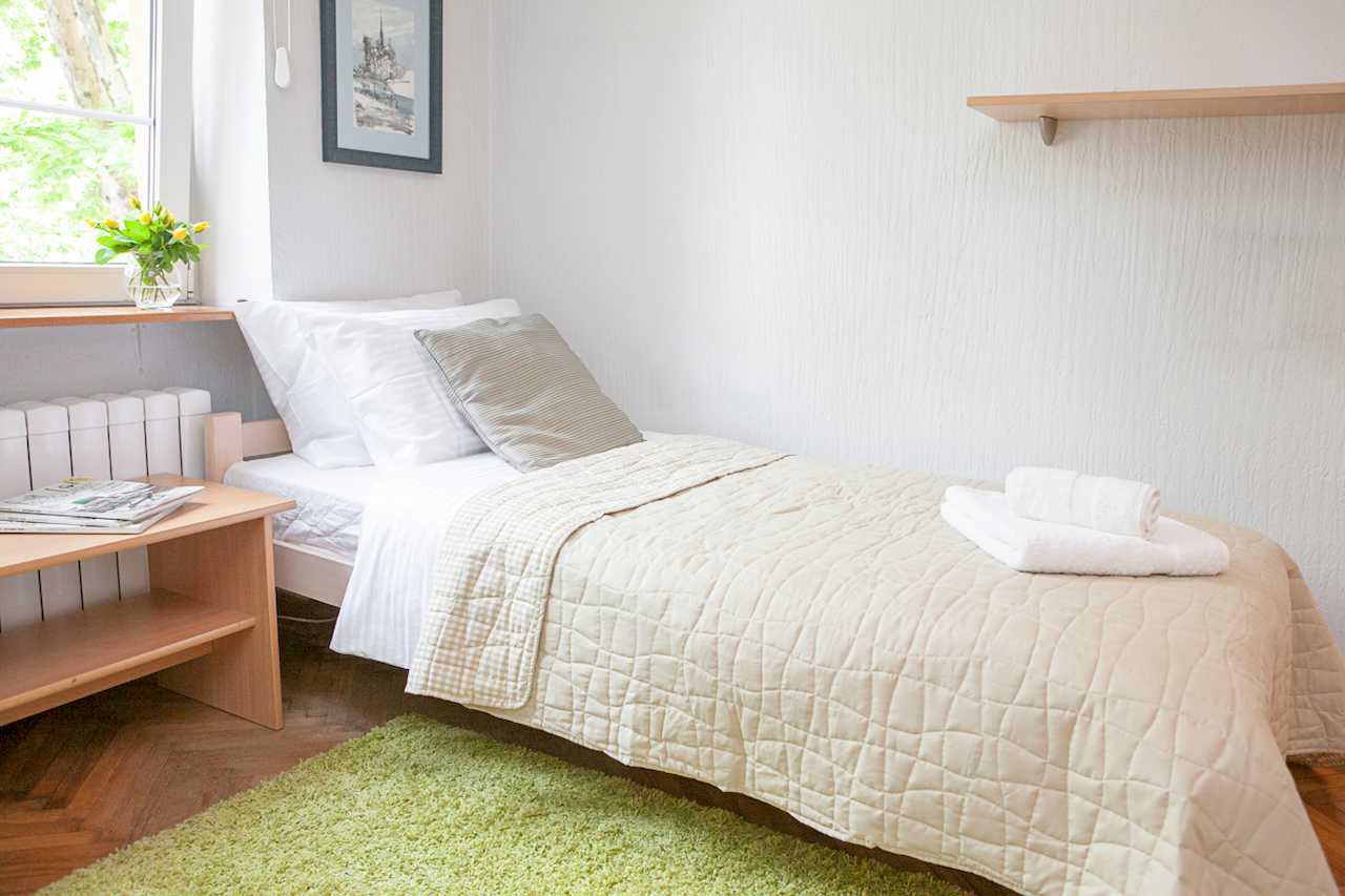 Apartment Downtown (Skadarlija, Belgrade) – bedroom with single bed by the window