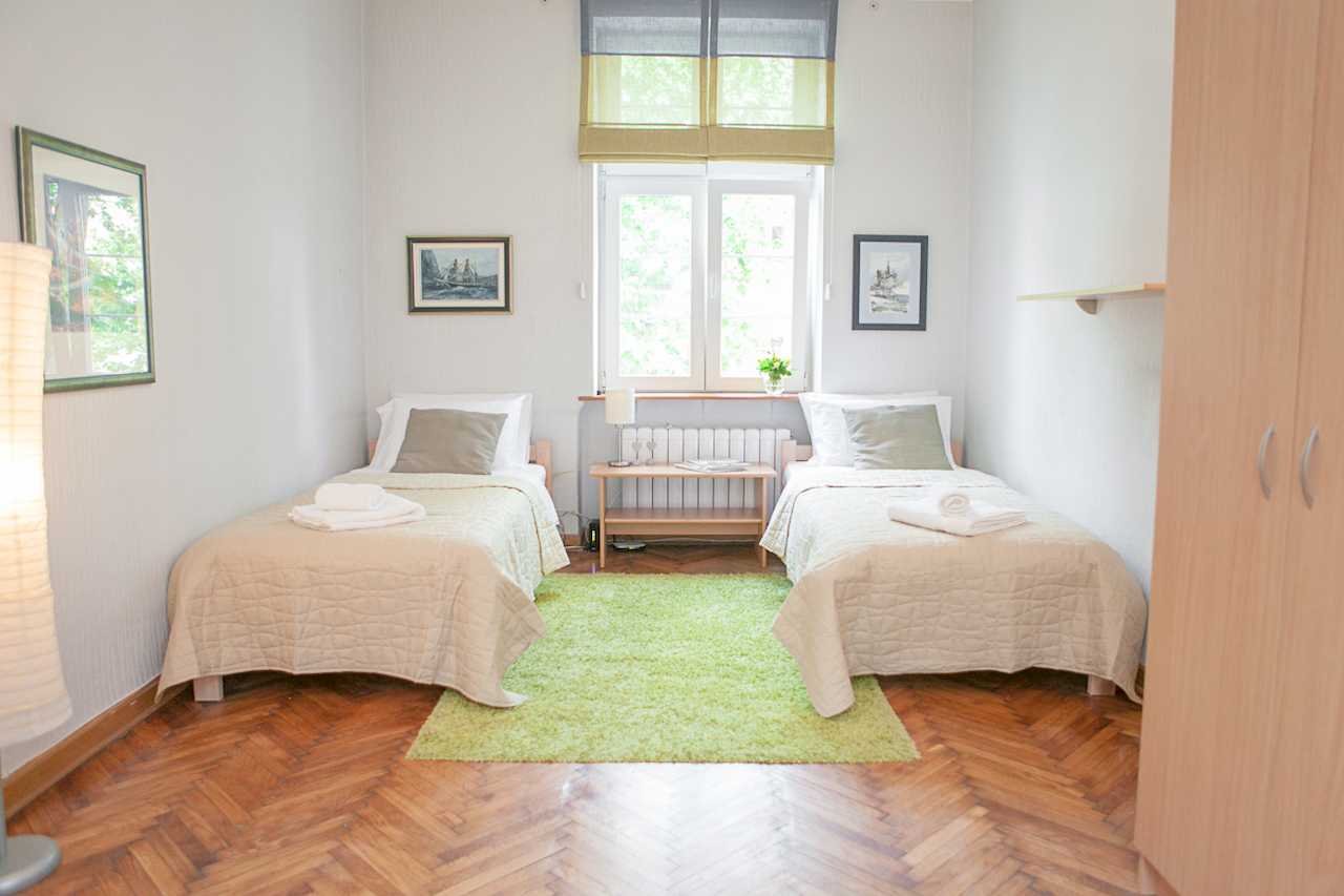 Apartment Downtown (Skadarlija, Belgrade) – twin bedroom with roman blind and built-in wardrobe