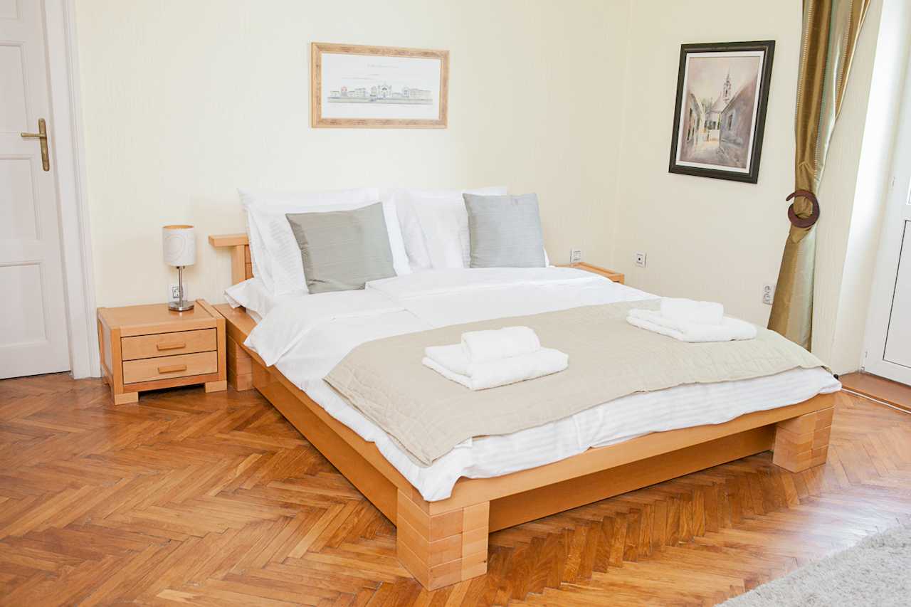 Apartment Downtown (Skadarlija, Belgrade) – bedroom with wooden double bed and nightstands