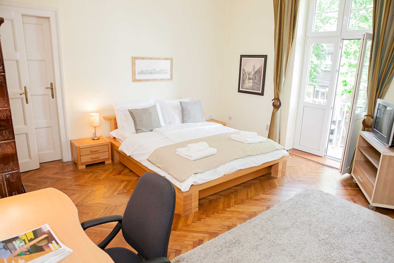 Apartment Downtown (Skadarlija, Belgrade) – bedroom with double bed, desk and terrace doors