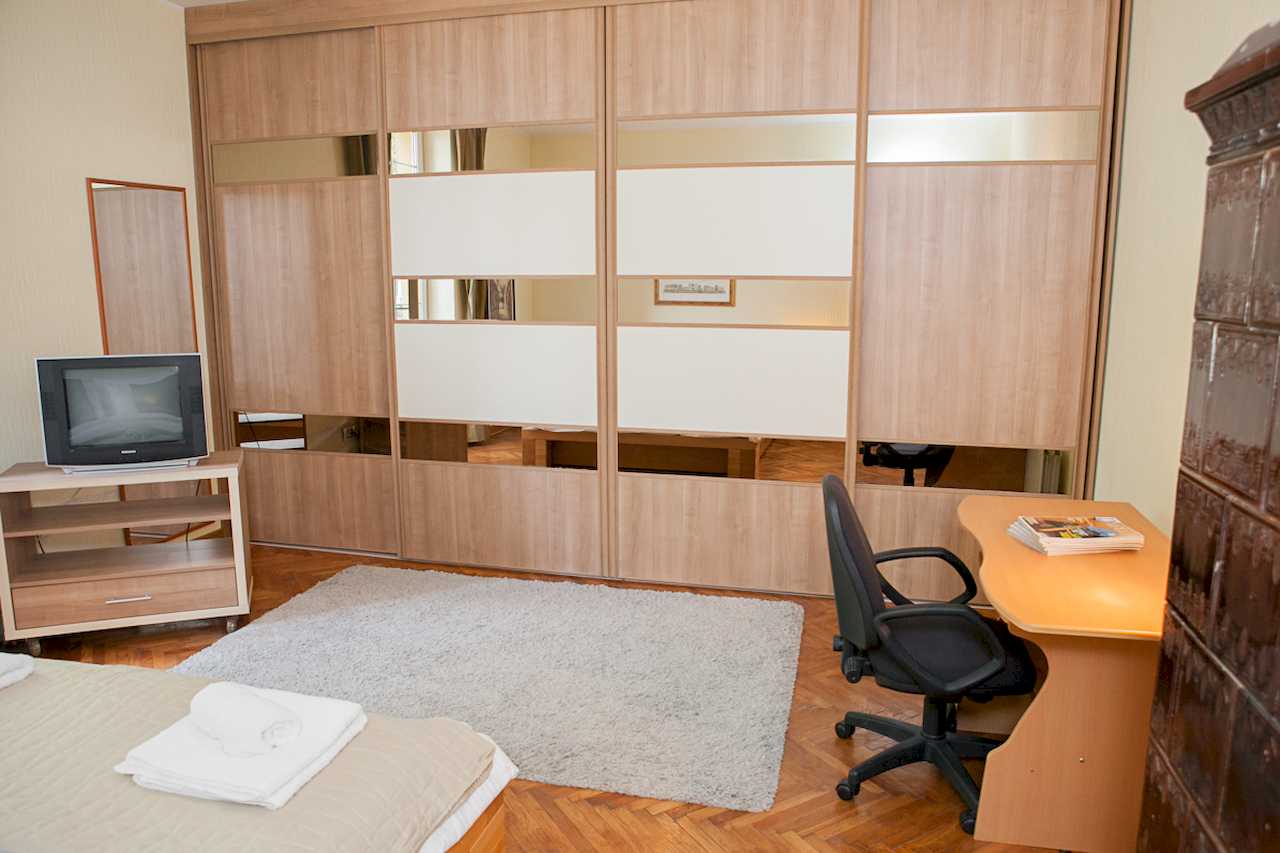 Apartment Downtown (Skadarlija, Belgrade) – corner with fitted wardrobe, desk and TV