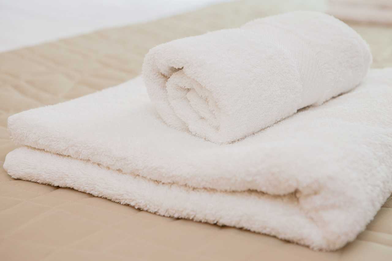 Apartment Downtown (Skadarlija, Belgrade) – folded white towels on the bed