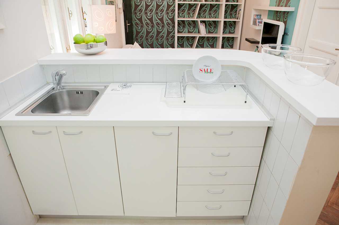 Apartment Downtown (Skadarlija, Belgrade) – white kitchen with sink, apples and open living area