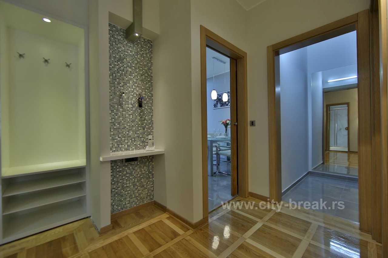 Entrance hallway with built-in shelving and views to the dining area and bathroom – Apartment Jovanova Lux – City Break Apartments