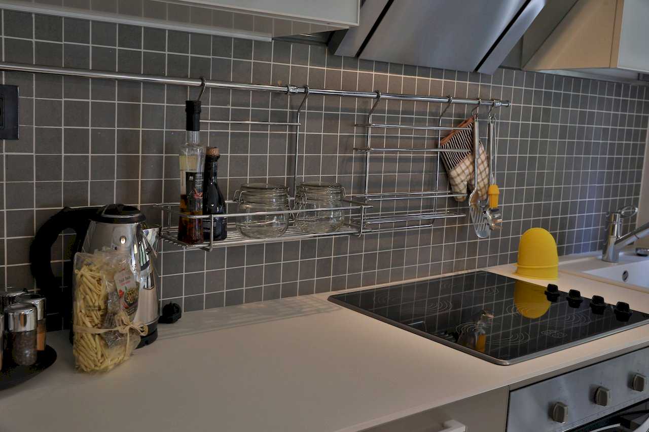Kuhinjski radni deo sa ugradnom pločom, šinom za pribor i sudoperom – Apartman Luna Lux – City Break Apartments