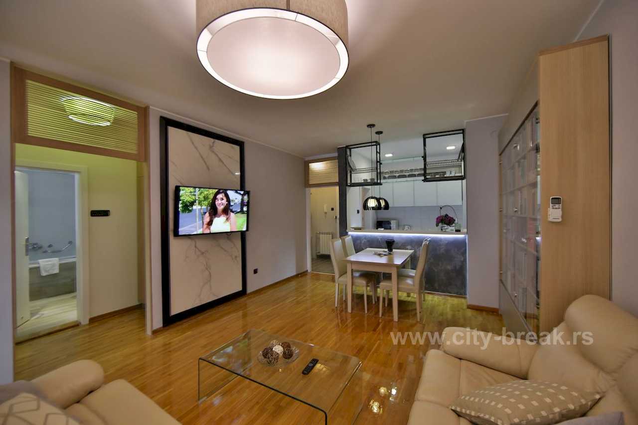 Dnevna soba sa trpezarijom, pogled na kuhinju i kupatilo sa kadom – Apartman Merkator – City Break Apartments
