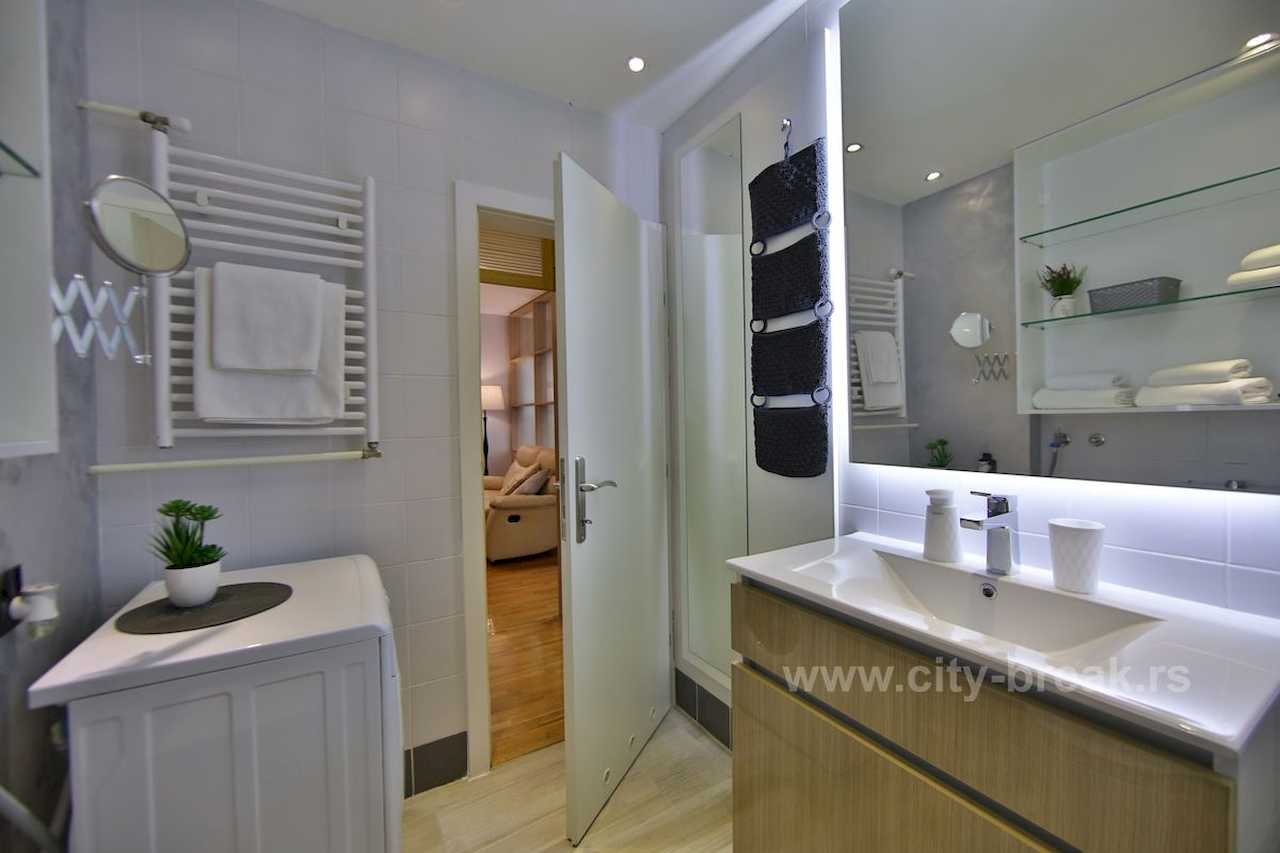Kupatilo sa umivaonikom, LED ogledalom, veš mašinom i grejačem peškira – Apartman Merkator – City Break Apartments