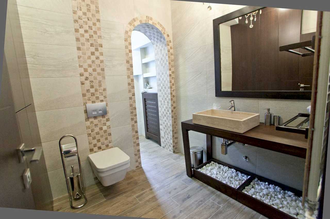 Kupatilo sa konzolnom šoljom, lučnim prolazom, kamenim umivaonikom i ogledalom u drvenom okviru – Apartman Molerova – City Break Apartments