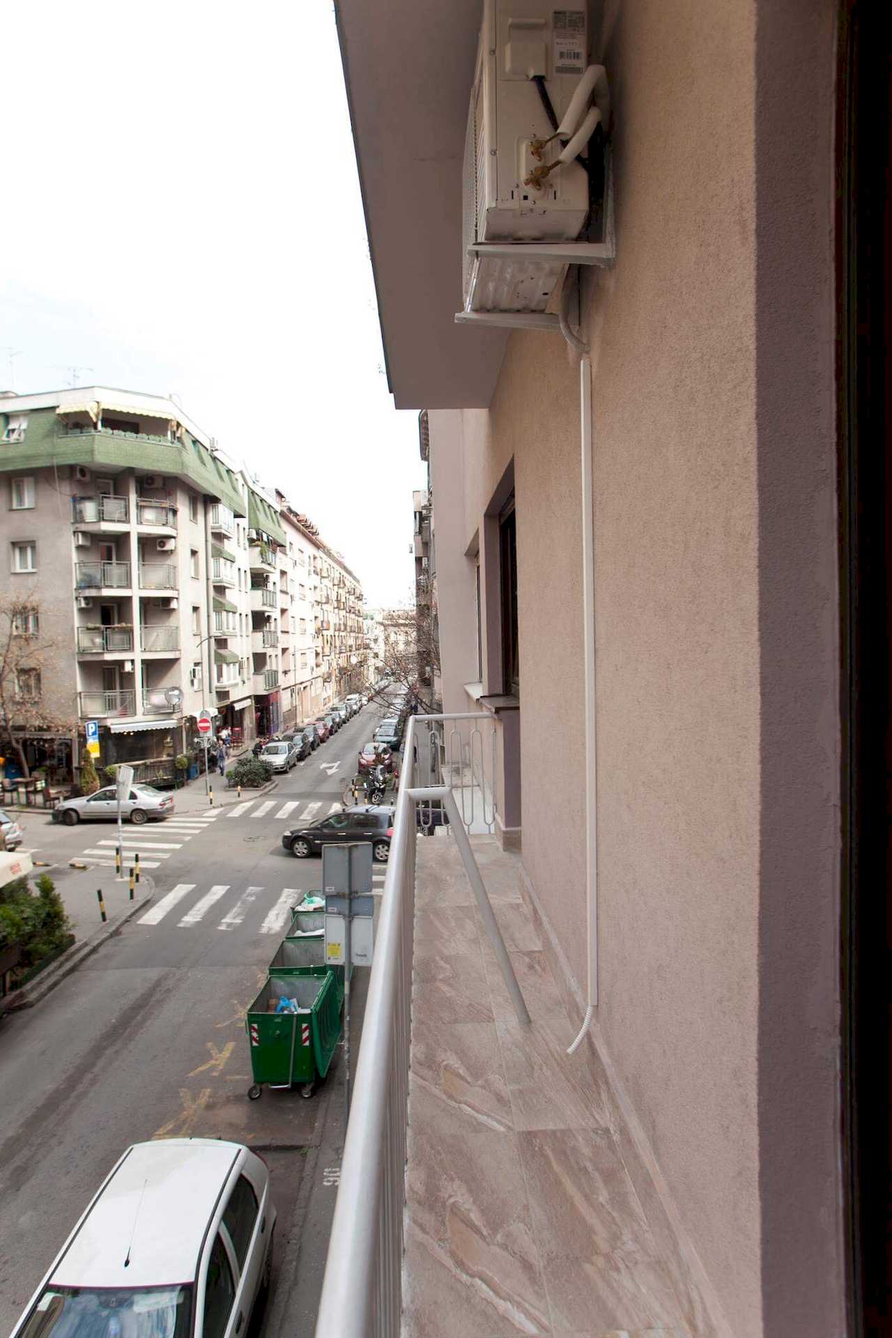 Uska terasa sa pogledom na gradsku ulicu – Apartman Molerova – City Break Apartments