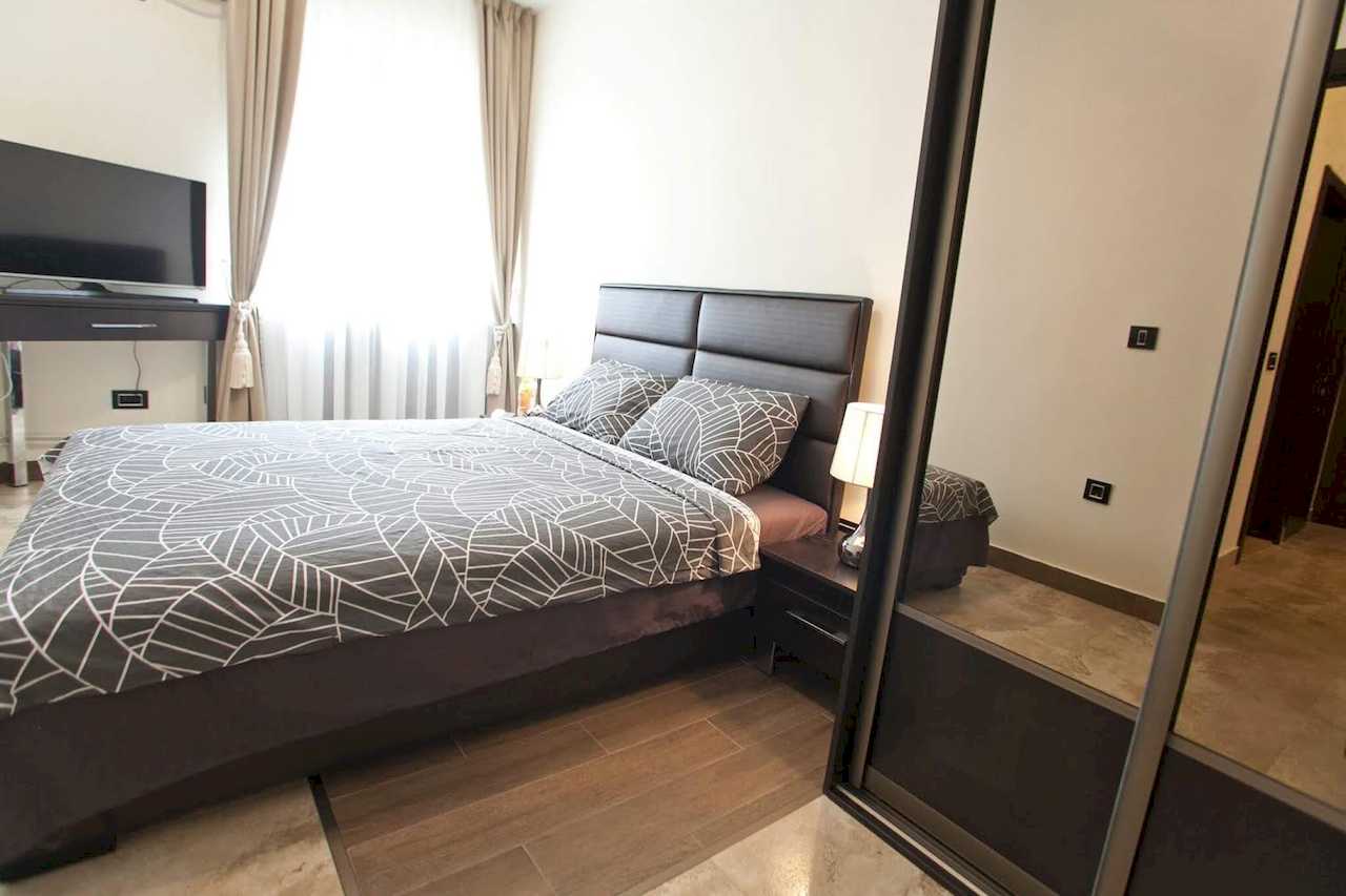 Spavaća soba sa bračnim krevetom, TV-om i velikim plakarom sa kliznim ogledalima – Apartman Molerova – City Break Apartments