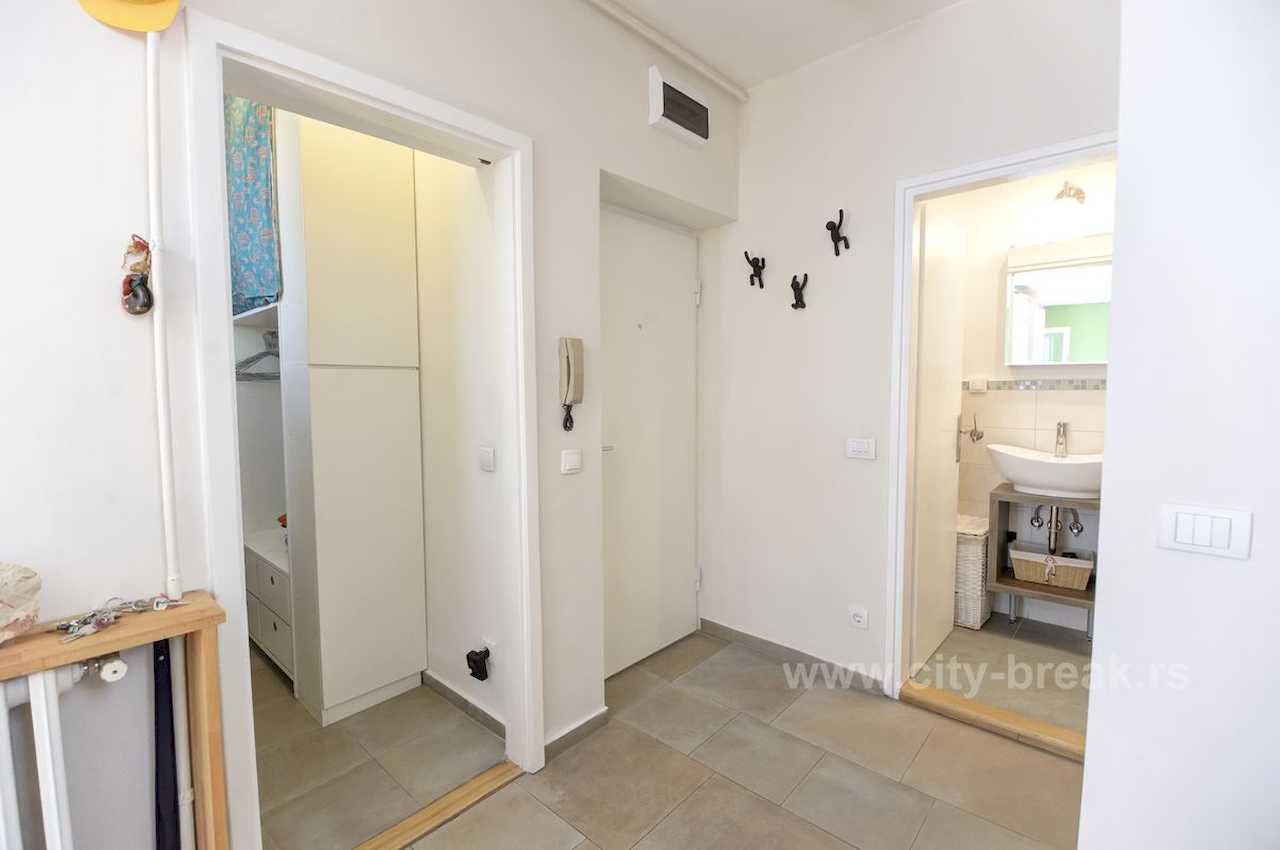 Apartman NINA (Vračar, Beograd) – hodnik sa pogledom na garderober i kupatilo
